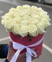 25 белых роз в коробке