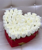 белая роза в коробке сердце