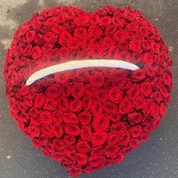 101 роза  сердце в корзине красная